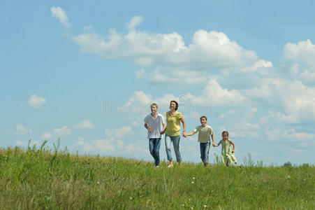 兄弟 运行 女孩 起源 幸福 姐妹 有趣的 女儿 享受 天空