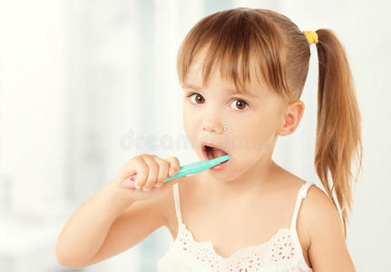 快乐的小女孩刷牙
