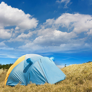 在高山草原上搭建的特殊帐篷。