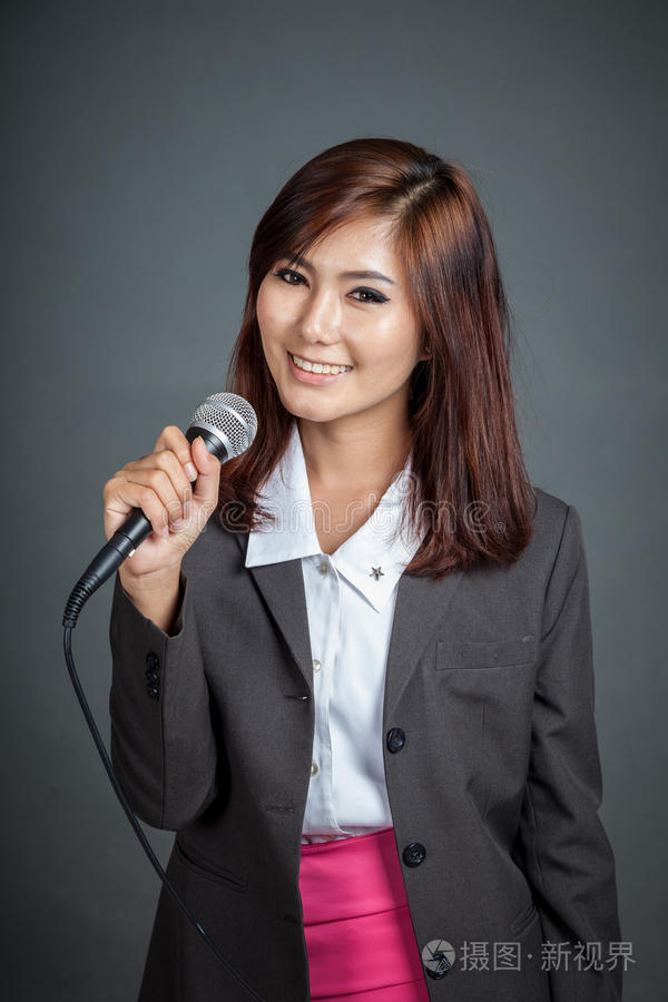亚洲女商人拿着麦克风