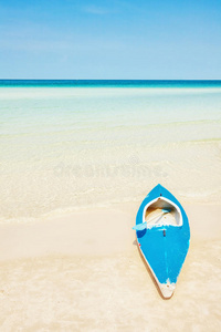 热带海滩上的皮划艇