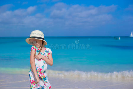 夏天白沙滩上可爱的女孩
