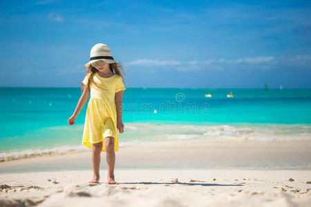 夏天快乐的小女孩在沙滩上散步