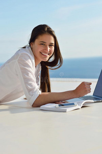 放松的年轻女子在家工作笔记本电脑