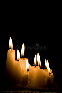 在黑暗中燃烧的白色蜡烛