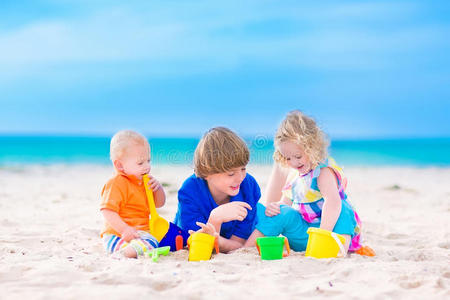 三个孩子在海滩上玩