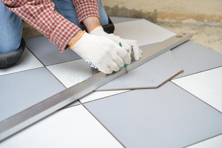 在地板上安装瓷砖照片