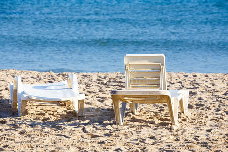 突尼斯海滩上的两个老日光浴者