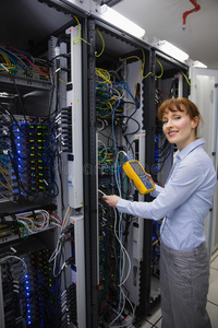 技术人员在服务器上使用数字电缆分析仪