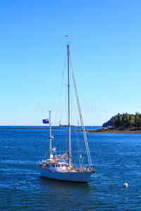 悬挂新西兰和美国国旗的停泊帆船
