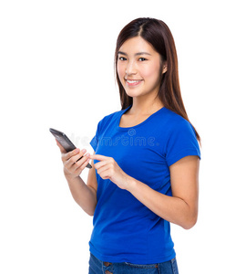 年轻女性使用手机