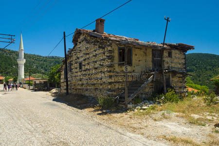 sirtkoy山村的一座废弃的老房子照片