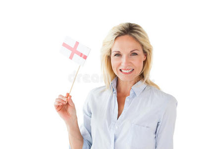 微笑的金发女子举着英国国旗