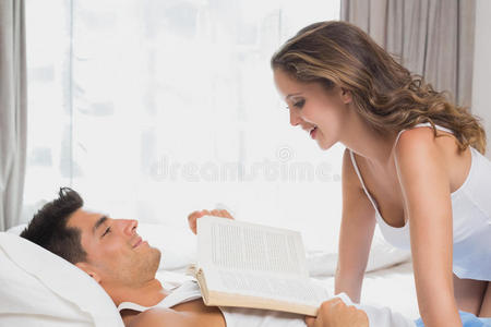 浪漫的情侣在家里躺在床上