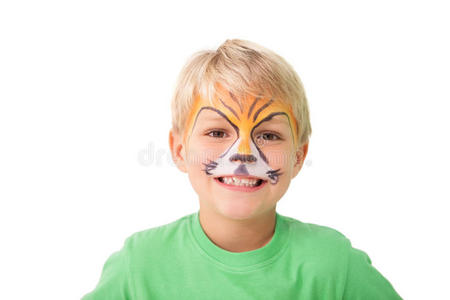 快乐的小男孩在老虎脸上画颜料照片
