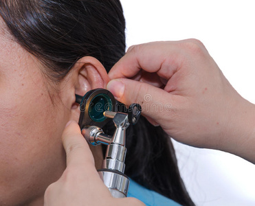 耳鼻喉科医生用耳镜和仪器检查病人的耳朵