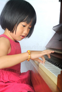 弹钢琴的亚洲小孩