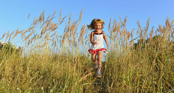 快乐奔跑的小女孩照片
