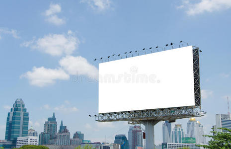 以城市景观为背景的大型空白广告牌