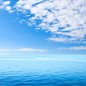 云朵上蓝色的热带海洋和天空海滩上的云朵.照片