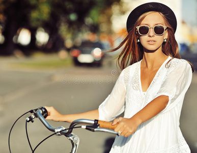 户外时尚写真美女骑自行车