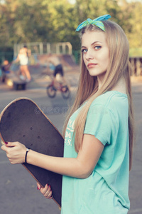 带滑板的女孩