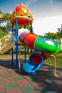 公园里可爱的孩子们的游乐场。
