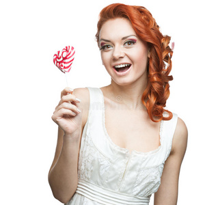 快乐的红色女人拿着棒棒糖
