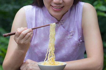 女人吃面条图片