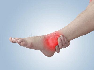 脚踝疼痛年轻女子接受按摩在她痛苦的脚踝女人的手抱着她美丽健康的脚