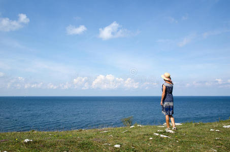 夏天站在海边等待地平线的女人