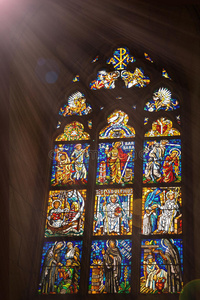 教堂标志彩色玻璃窗
