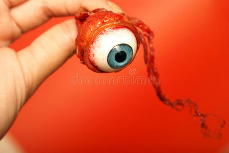 拿着眼球照片