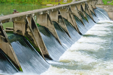 混凝土的堰灌溉图片