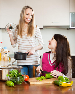 两个快乐的女人在做饭