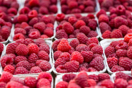 当地农贸市场的盒装红莓