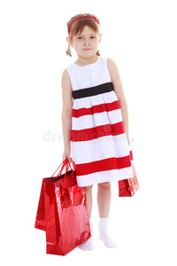 穿条纹连衣裙的女孩拿着红包