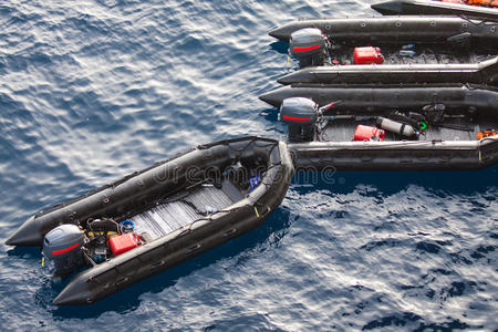 海上救援船,装有引擎的橡皮艇照片