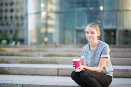 喝咖啡休息的年轻漂亮女人