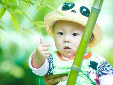 小男孩在竹林里玩耍