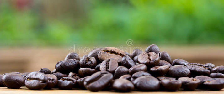 木质背景咖啡新鲜咖啡豆木质
