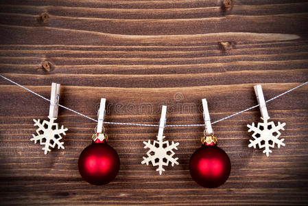 木质背景线条上的圣诞装饰