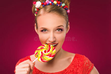 棒棒糖。手里拿着糖果的女孩。