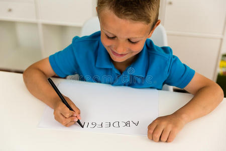 写abc字母表的男孩