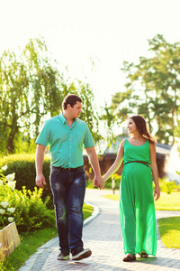 怀孕的妻子和丈夫在公园散步