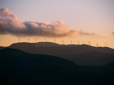 山顶上的一组风力发电机