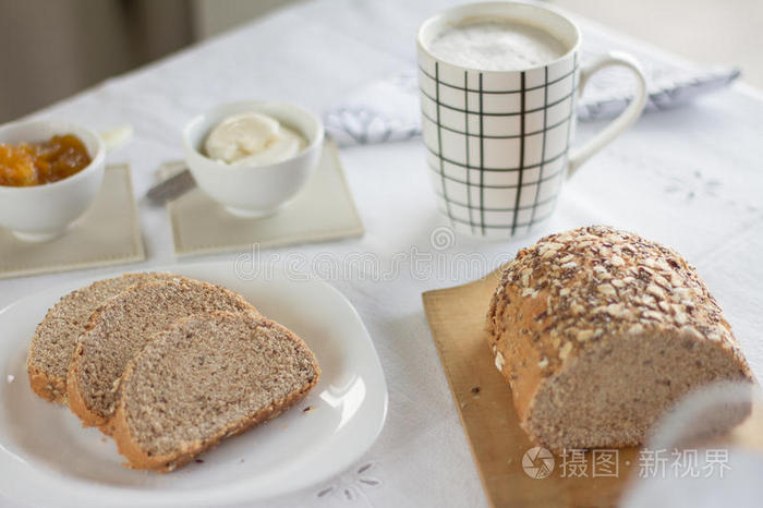 健康早餐牛奶咖啡加烤面包。