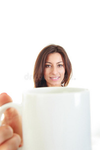 年轻漂亮的女人手里拿着一杯咖啡