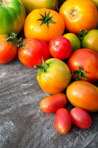 木质背景上的彩色西红柿