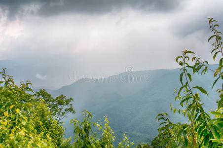 莫基山脉的山脊横跨山谷